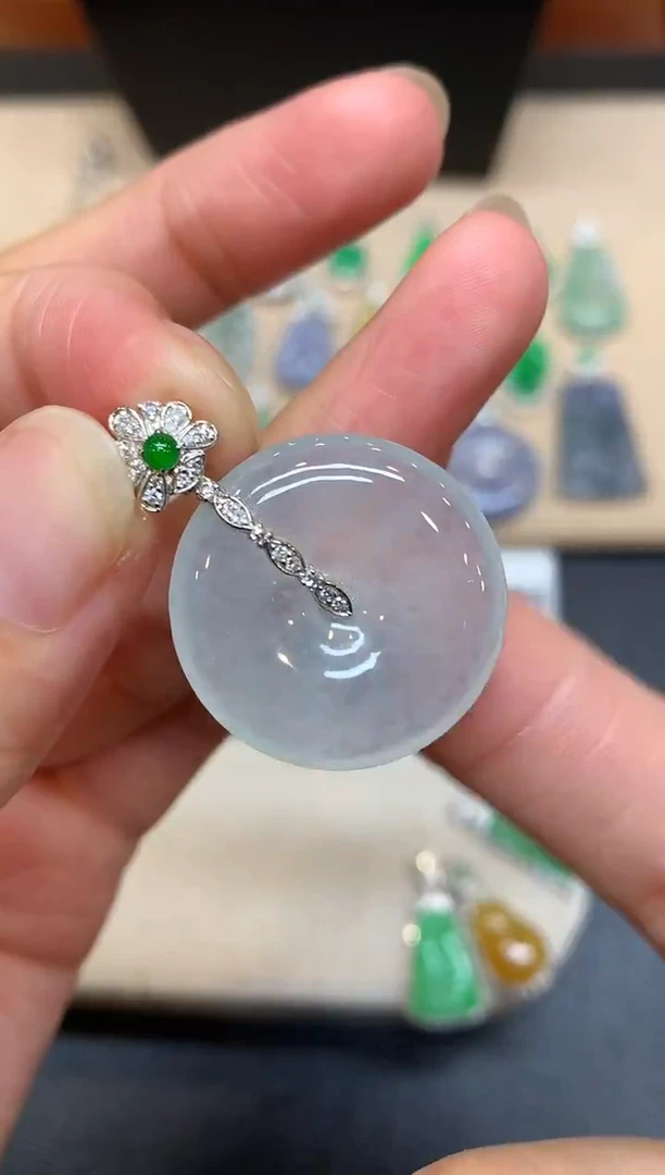 颈饰18K金镶嵌翡翠平安扣【无服务费