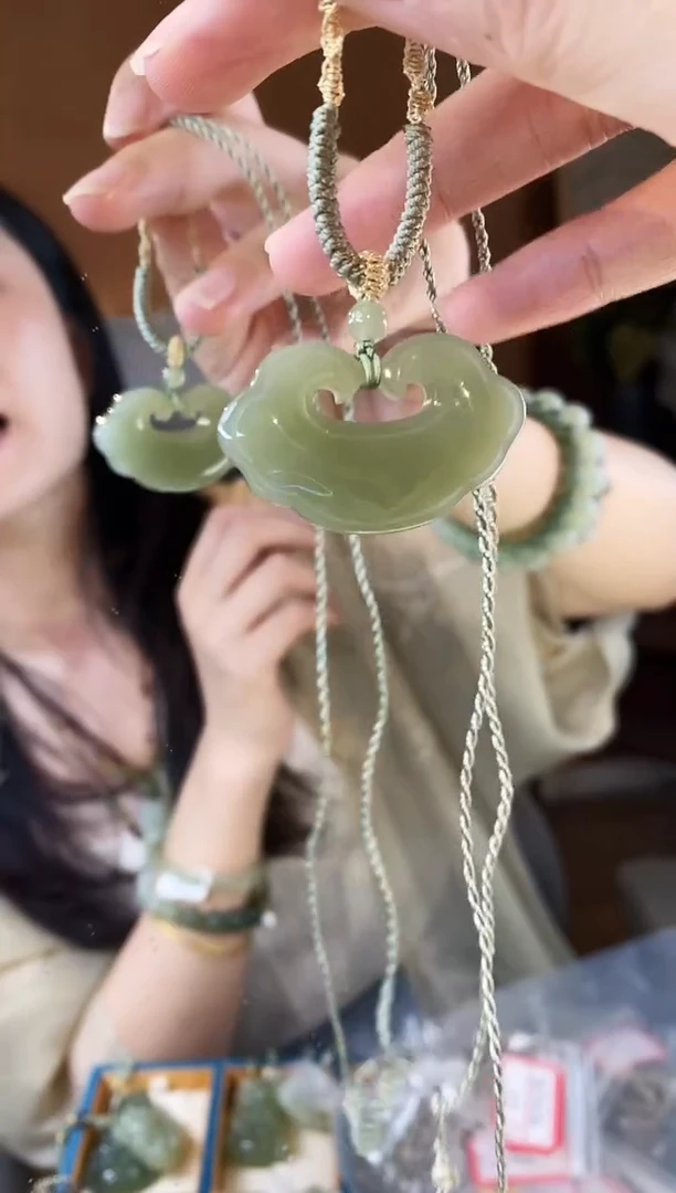 和田玉未镶嵌颈饰光面如意锁