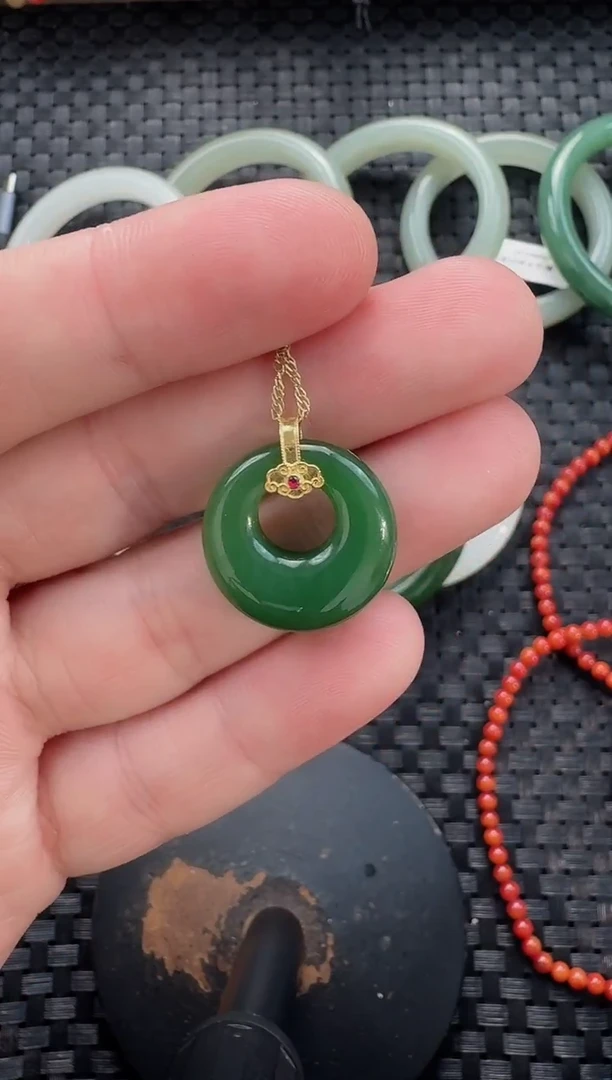 颈饰18K金镶嵌和田玉公主扣