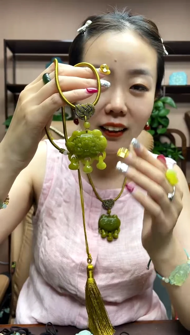 岫玉未镶嵌颈饰多样性发货发其中之一