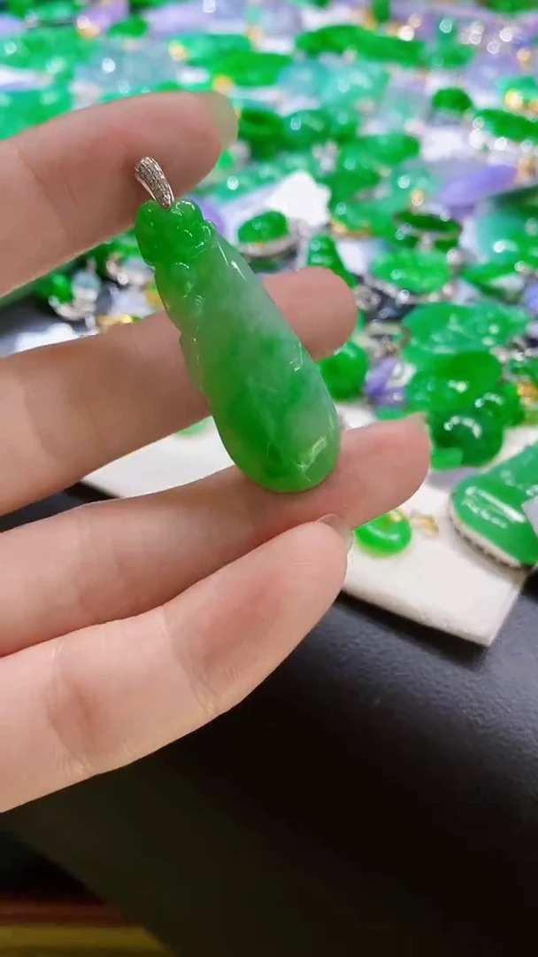 颈饰18K金镶嵌翡翠瓜