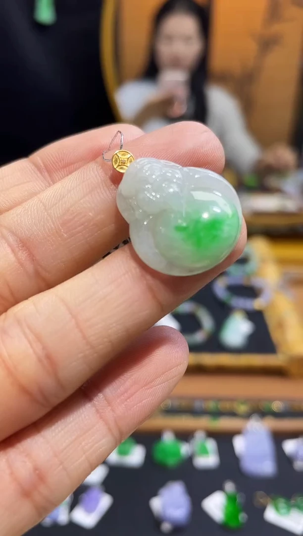 颈饰18K金镶嵌翡翠财神