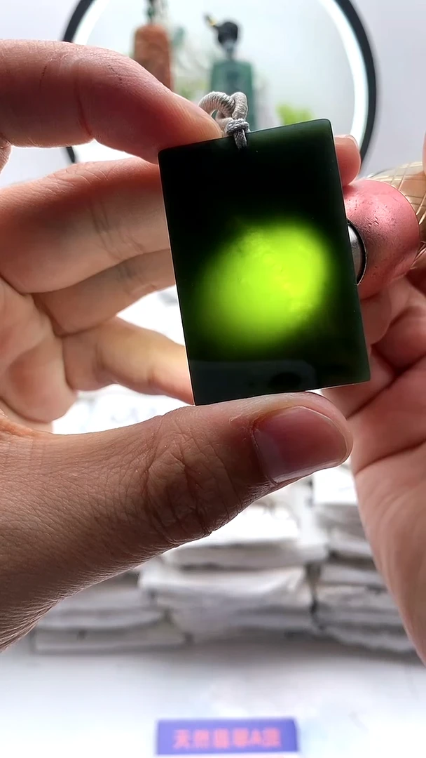 【闪购商品】和田玉（墨玉）颈饰未镶嵌无事牌