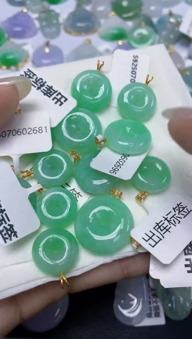 翡翠18K金镶嵌颈饰天然缅甸翡翠A货多样性发其一