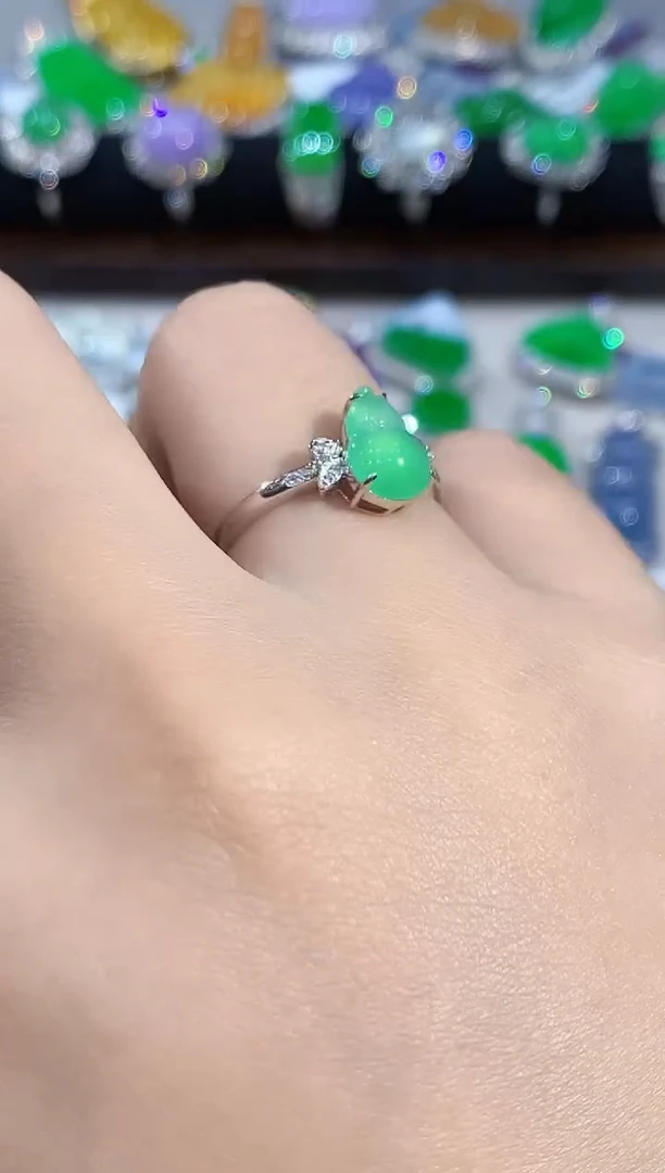 18K金镶嵌戒指翡翠多样性发其一