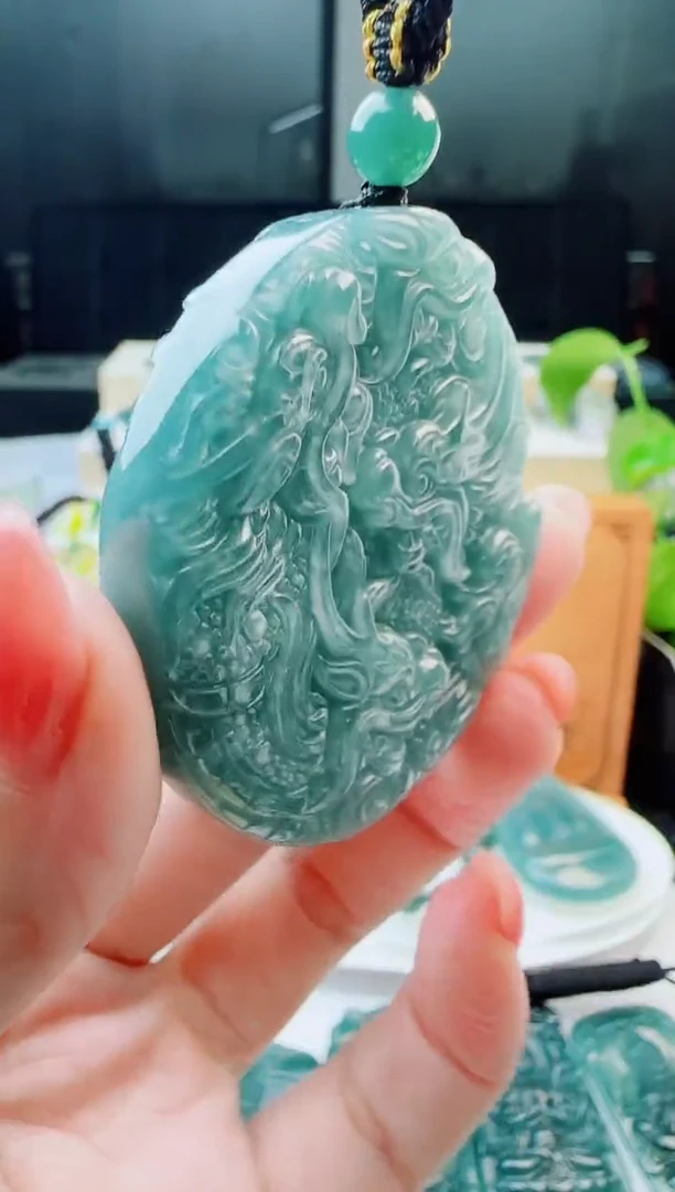 翡翠未镶嵌颈饰多样性发货其中一件