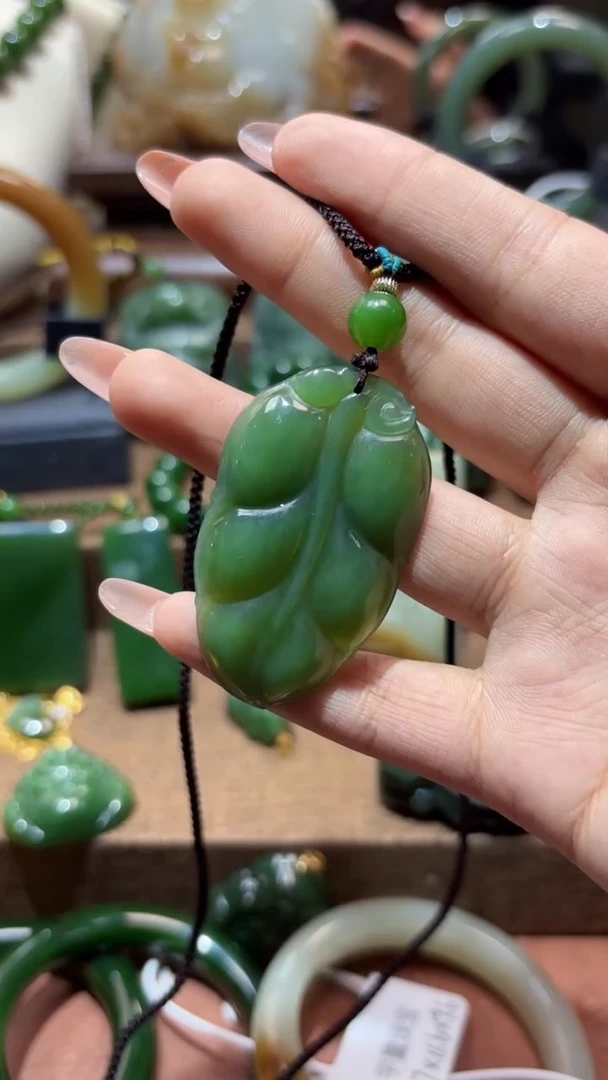 颈饰未镶嵌和田玉（碧玉）1