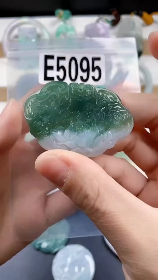 颈饰未镶嵌翡翠天然翡翠吊坠挂件