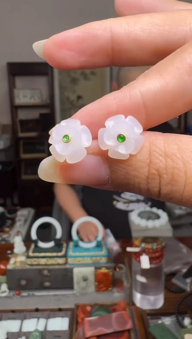 和田玉18K金镶嵌挂件2733-多样性发其一