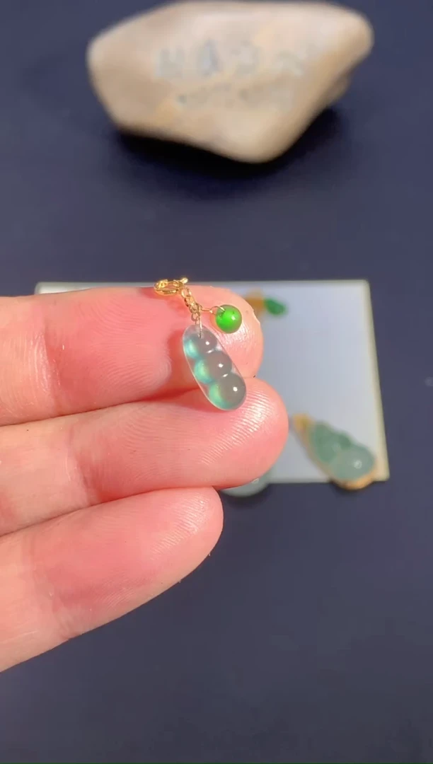 颈饰18K金镶嵌翡翠