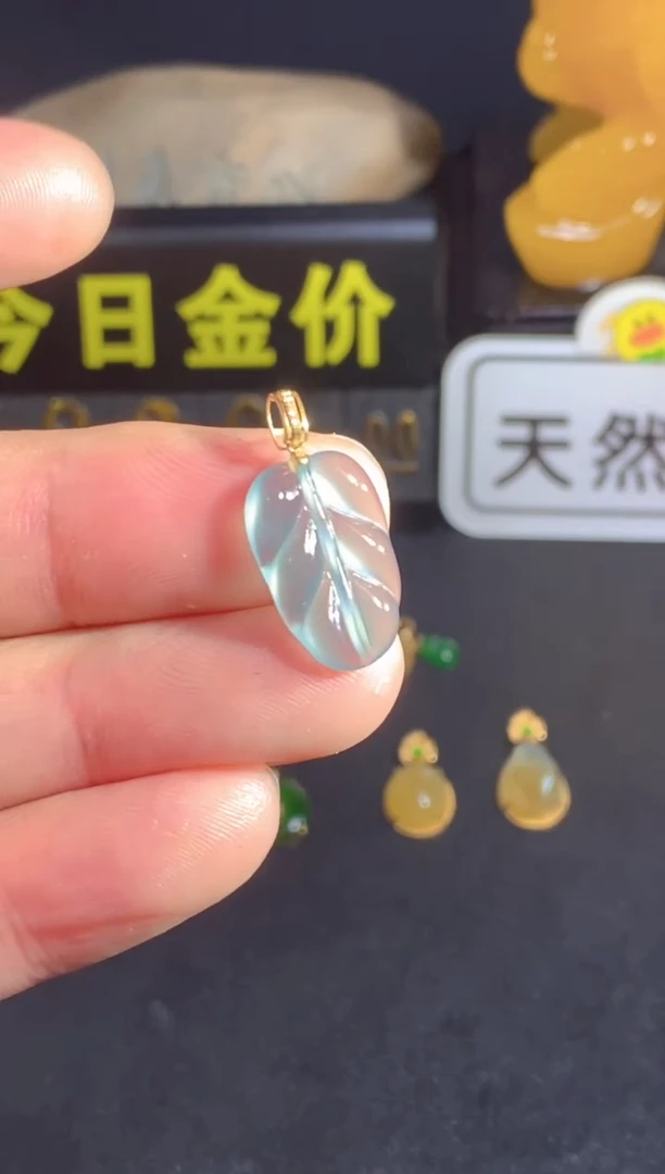 颈饰18K金镶嵌翡翠