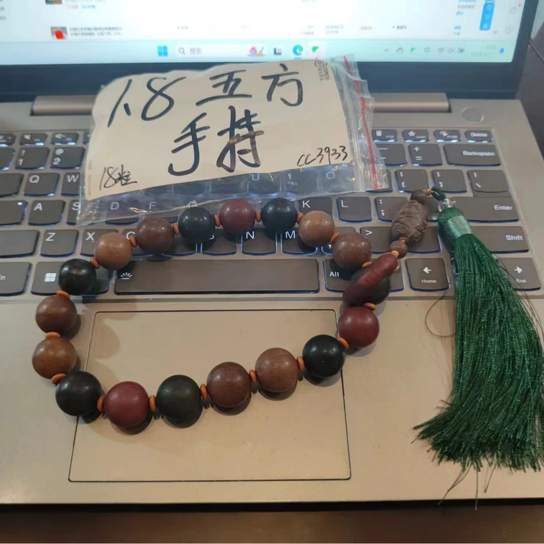 手持1.8-五方-18子手串-带绿流苏CC3933