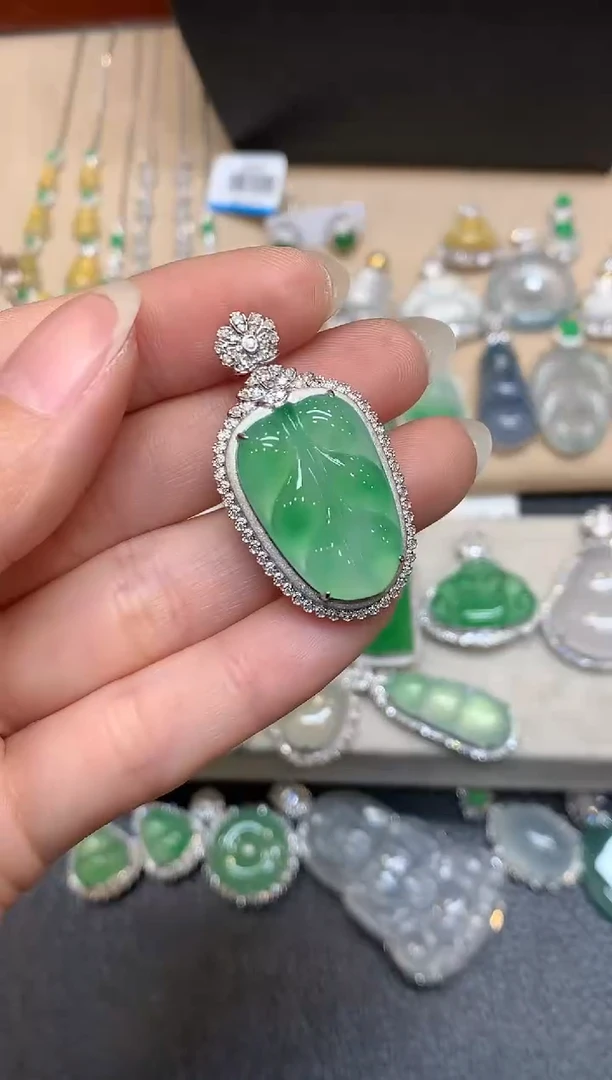 颈饰18K金镶嵌翡翠树叶【无服务费