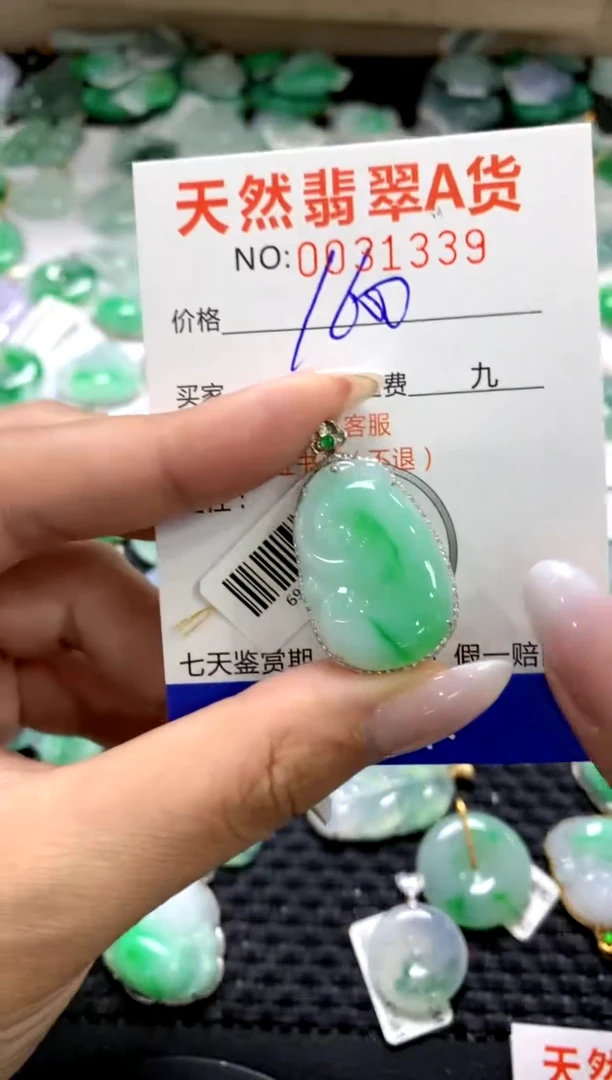 颈饰18K金镶嵌翡翠1111111111111111