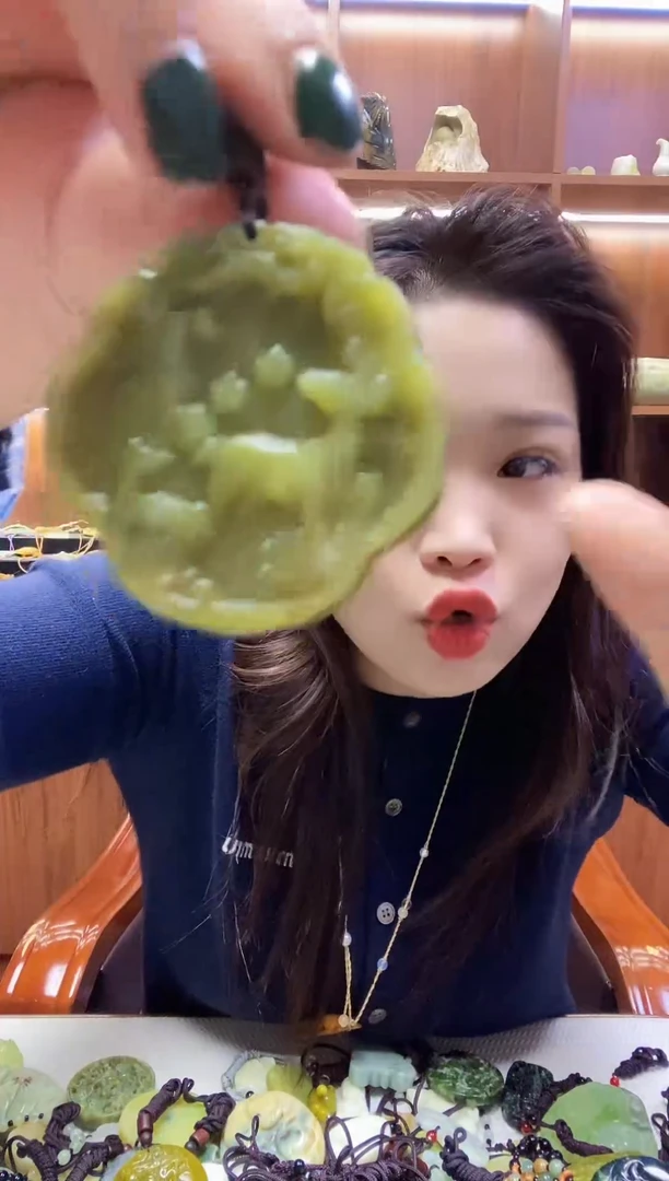 未镶嵌蛇纹石玉吊坠