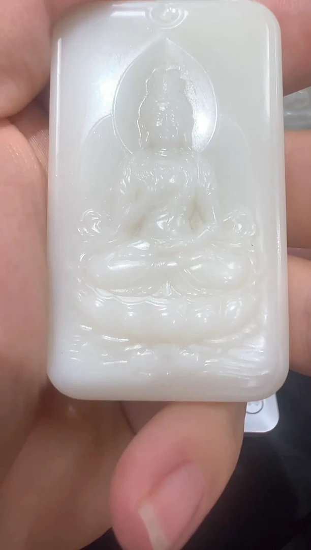 和田玉未镶嵌颈饰玉牌，微瑕