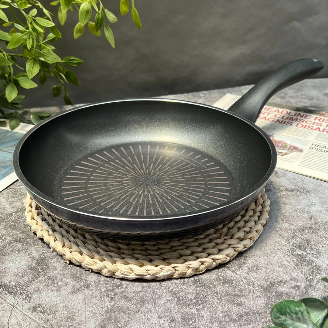 【蓝底红纹】快乐锅24cm加厚不粘锅等离子钛平底锅不挑灶