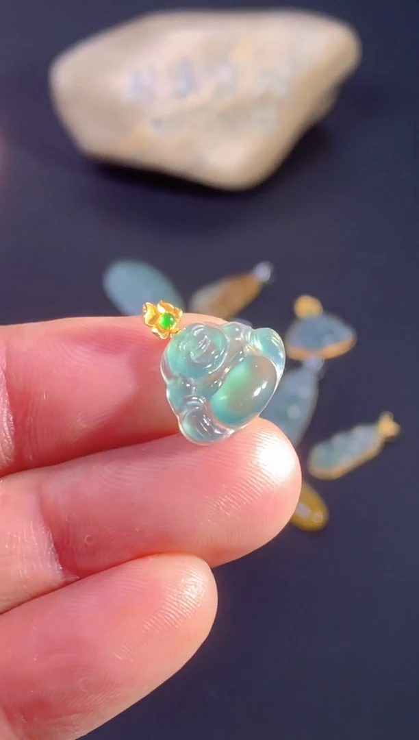 颈饰18K金镶嵌翡翠