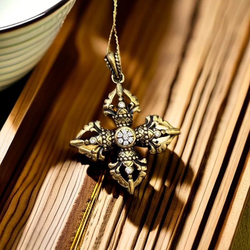 伊芙琳电黑工艺黄金足金复古时尚潮流十字金刚杵镶嵌高级感吊坠