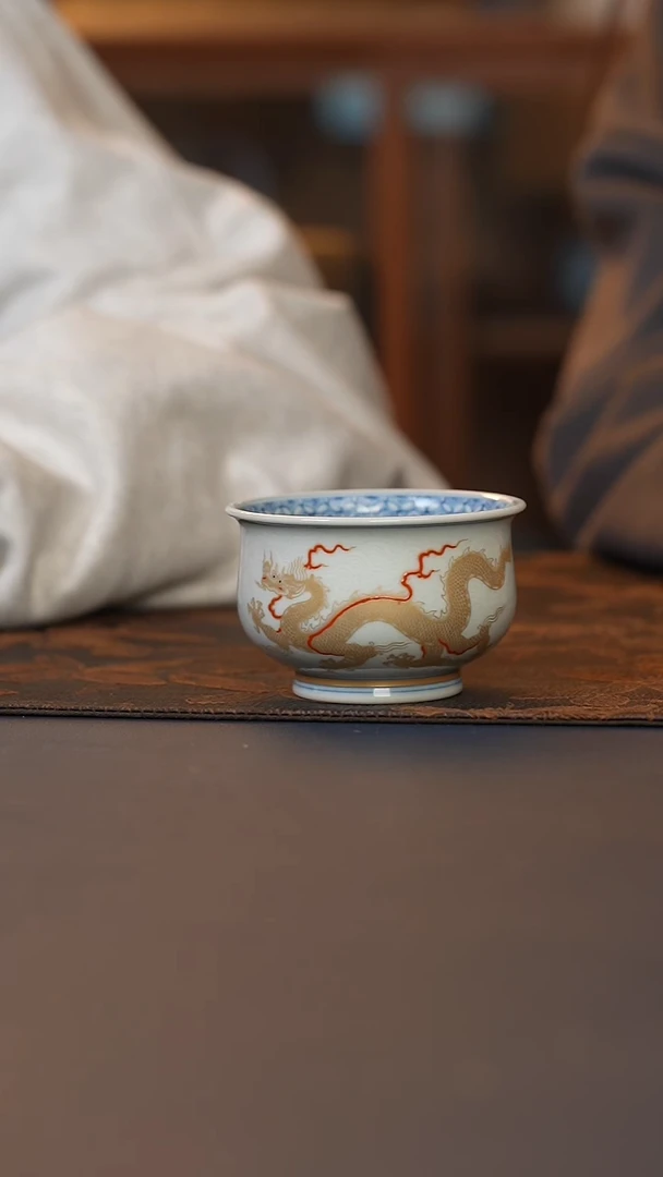 成蕴窑暗刻龙纹炉式杯