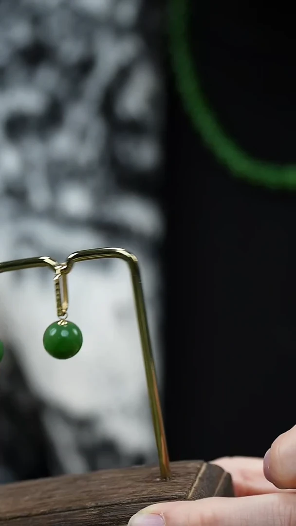 18K金镶嵌和田玉（碧玉）耳饰1