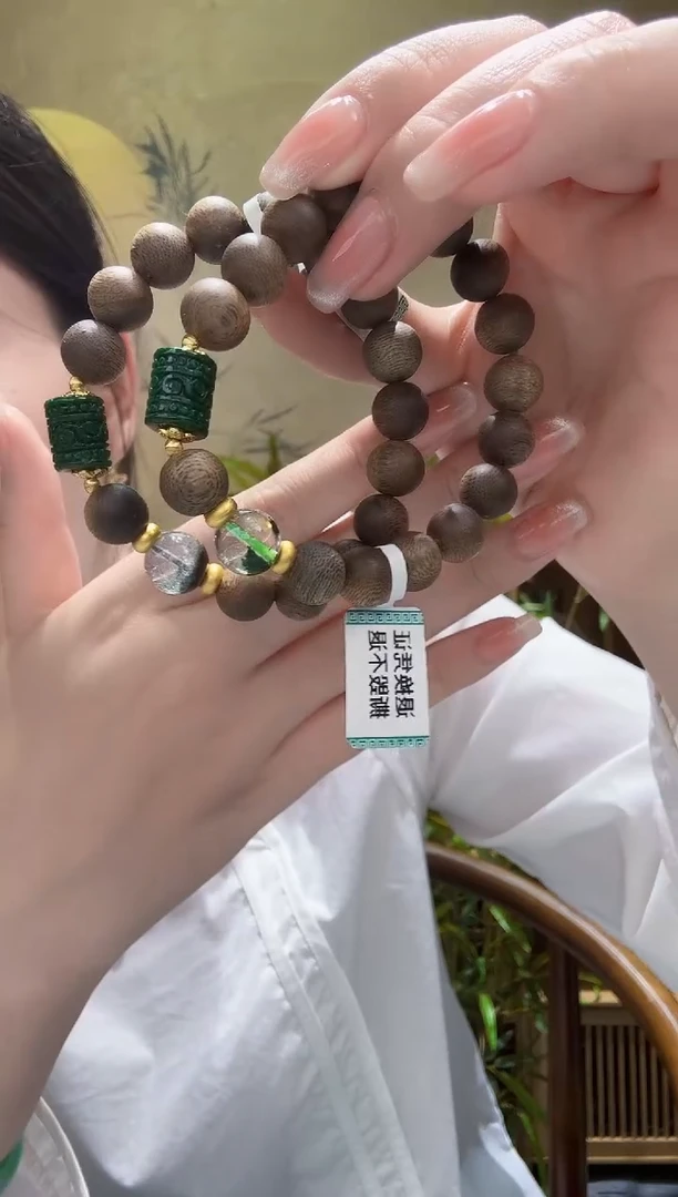 翡翠未镶嵌颈饰多样发其一个