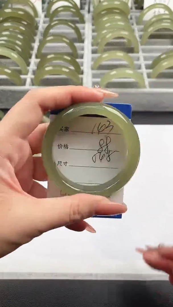 未镶嵌手镯石英质玉湖水绿