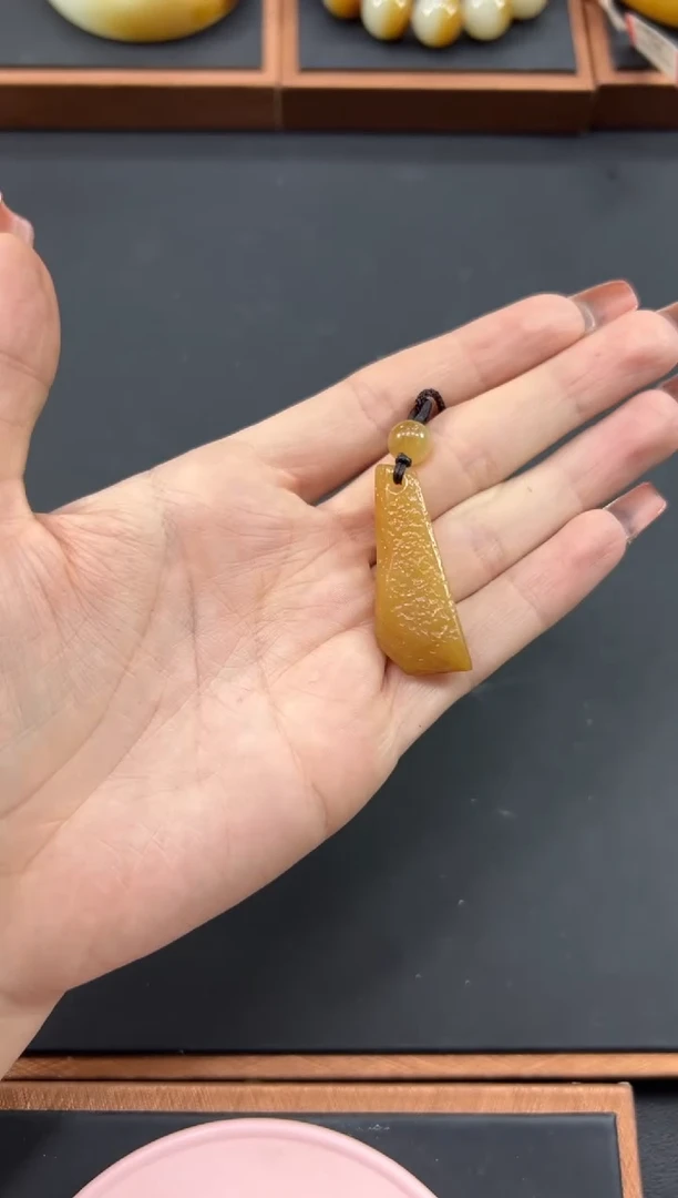 【闪购商品】和田玉吊坠(赠链)未镶嵌且末金山微色差吊坠