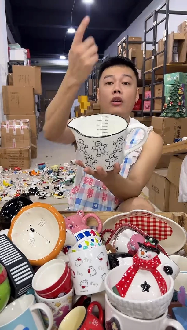 瓷片姜饼人奶壶