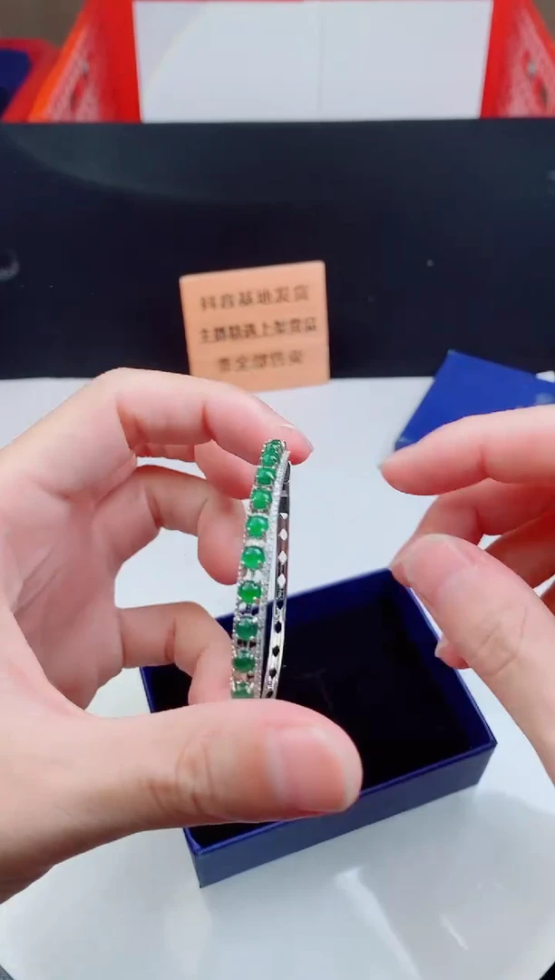 颈饰未镶嵌翡翠  `