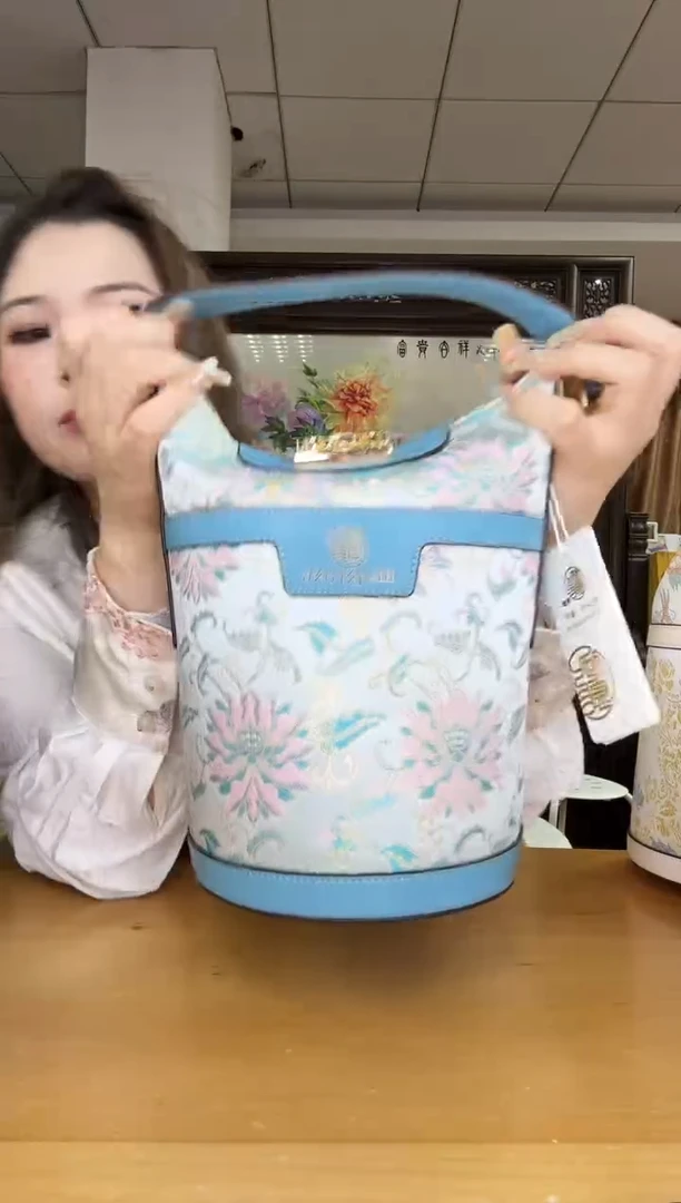 织物吃****举蓝色桶包