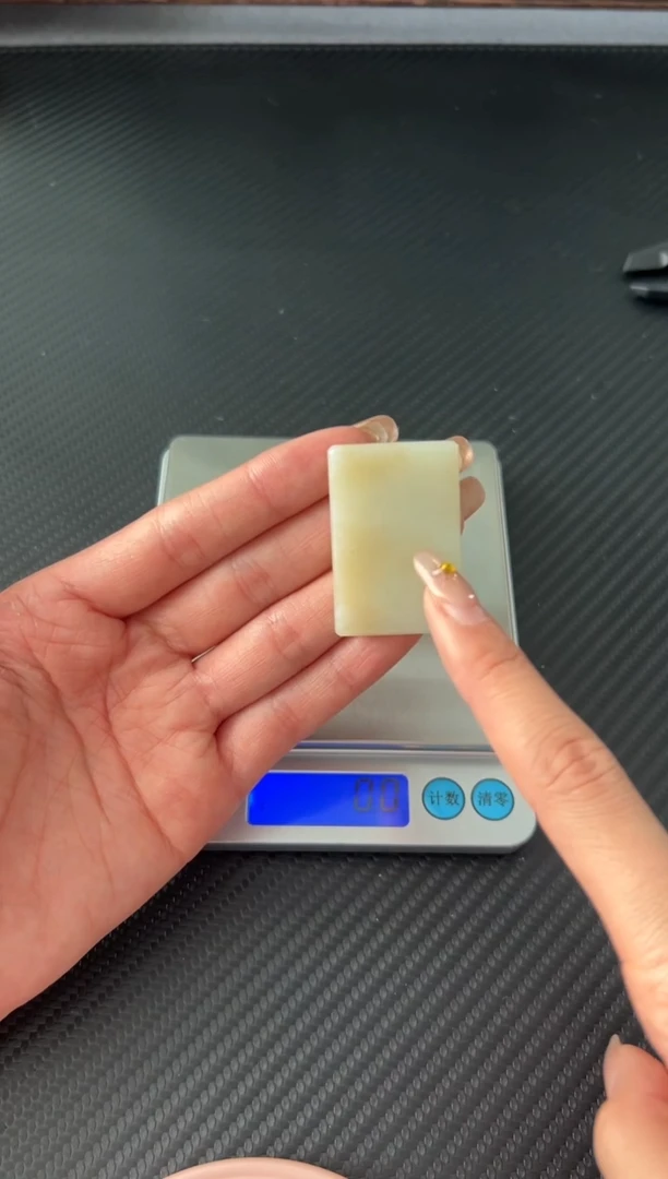 吊坠(赠链)未镶嵌和田玉且末微色差迪克兰二细吊坠J