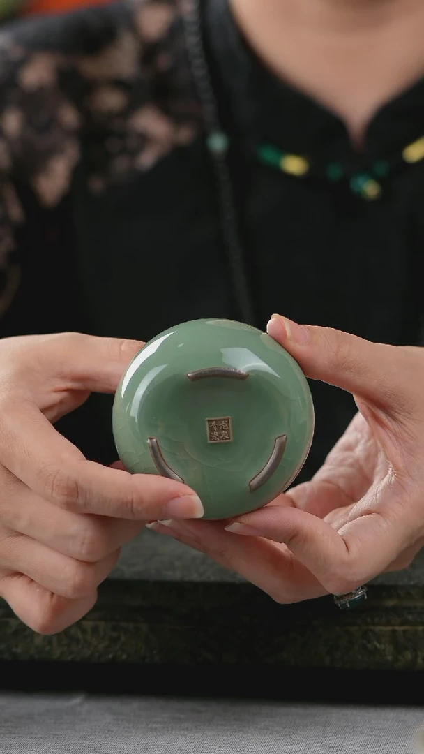 哥窑全开片梅子箐三足杯