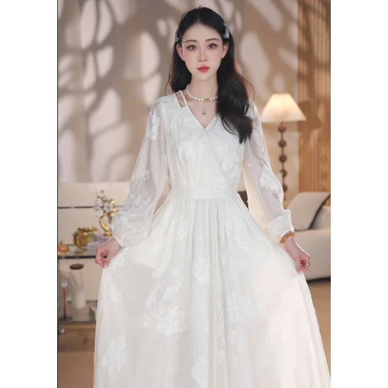 法式氛围感绣花长袖连衣裙A字版显高显瘦2025款早春新款显瘦长裙