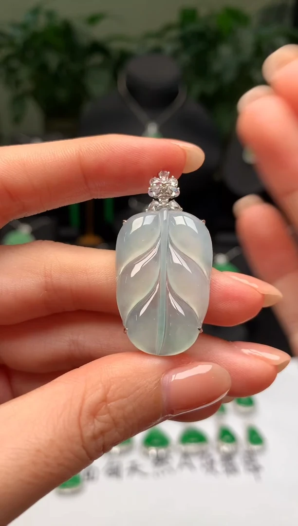 颈饰18K金镶嵌翡翠叶子