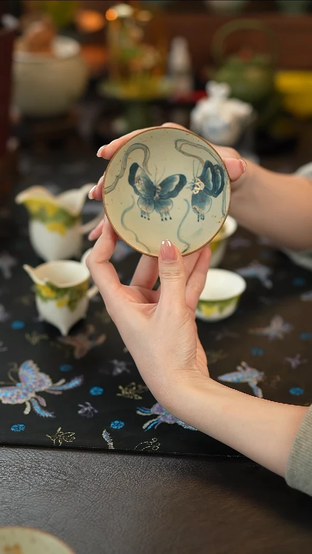 1青花火石红描金纯手绘蝴蝶-尘茗普洱杯