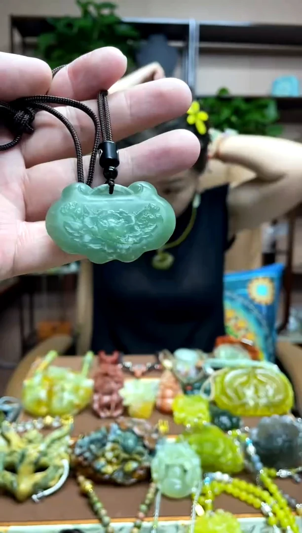 未镶嵌岫玉颈饰·