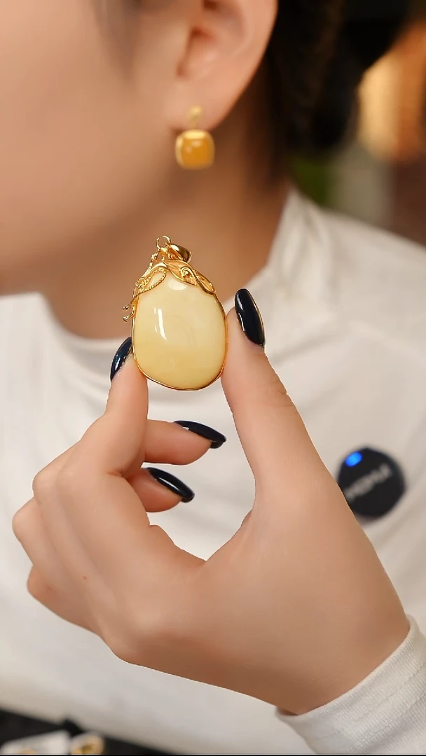 蜜蜡吊坠(赠链)银S925镶嵌孤品满白吊坠