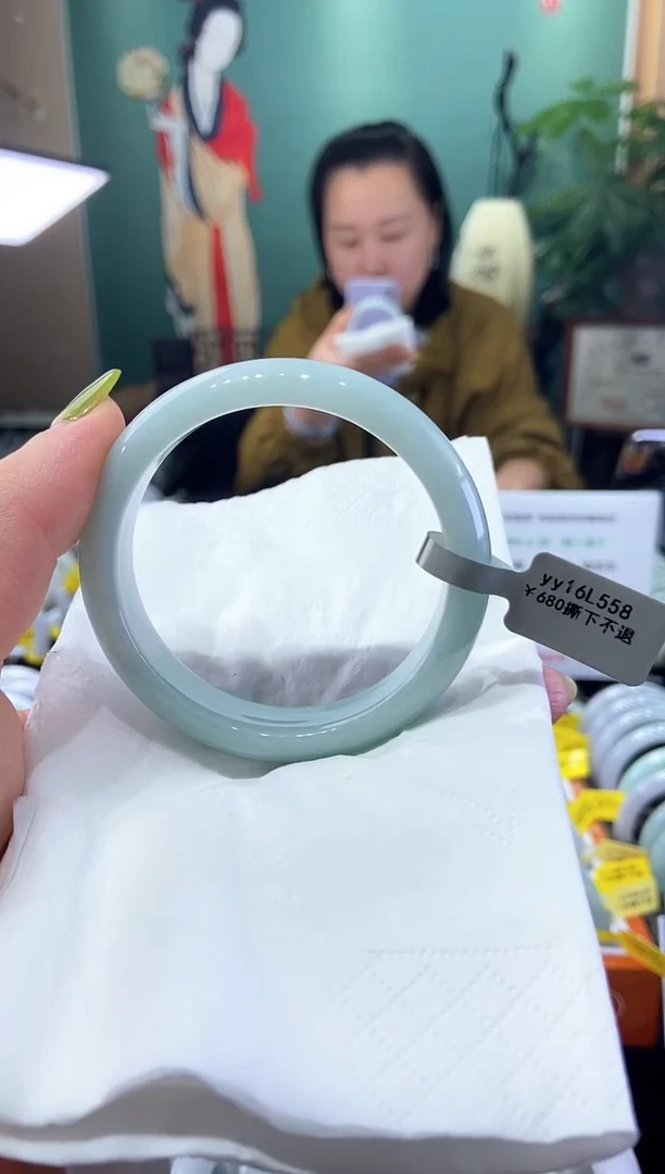翡翠手镯未镶嵌5556圈口