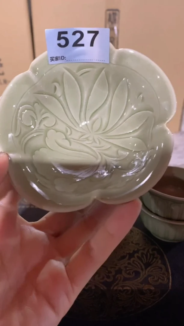 瓷片s***y【莲花纹饰】微瑕处理 手工花口折棱盏 一个527  开片