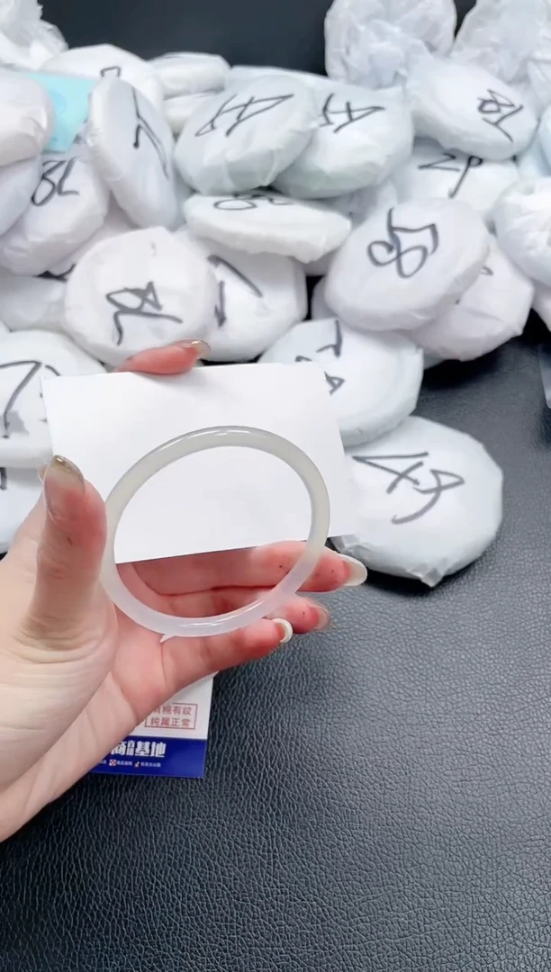 【闪购商品】石英质玉手镯未镶嵌25J250-55