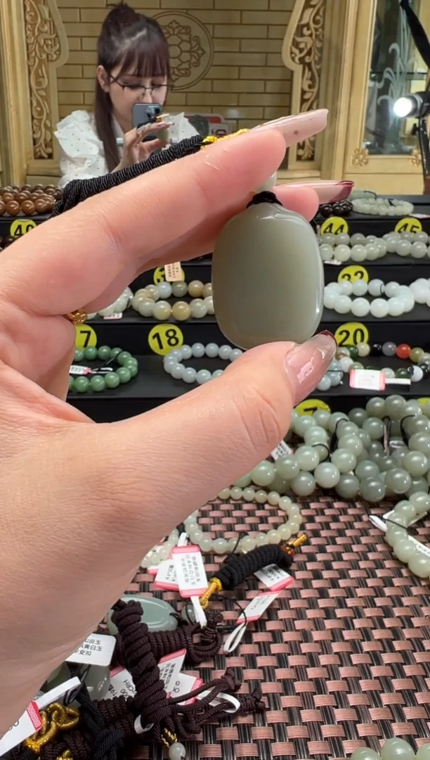 【闪购商品】和田玉吊坠(赠链)未镶嵌且末料青白玉无事牌