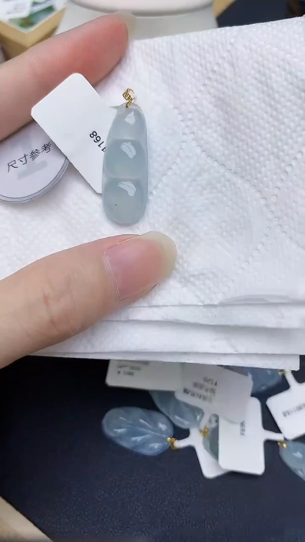 颈饰18K金镶嵌翡翠天然A货翡翠
