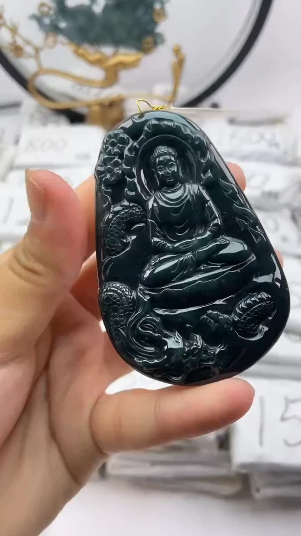 翡翠未镶嵌颈饰大日如来