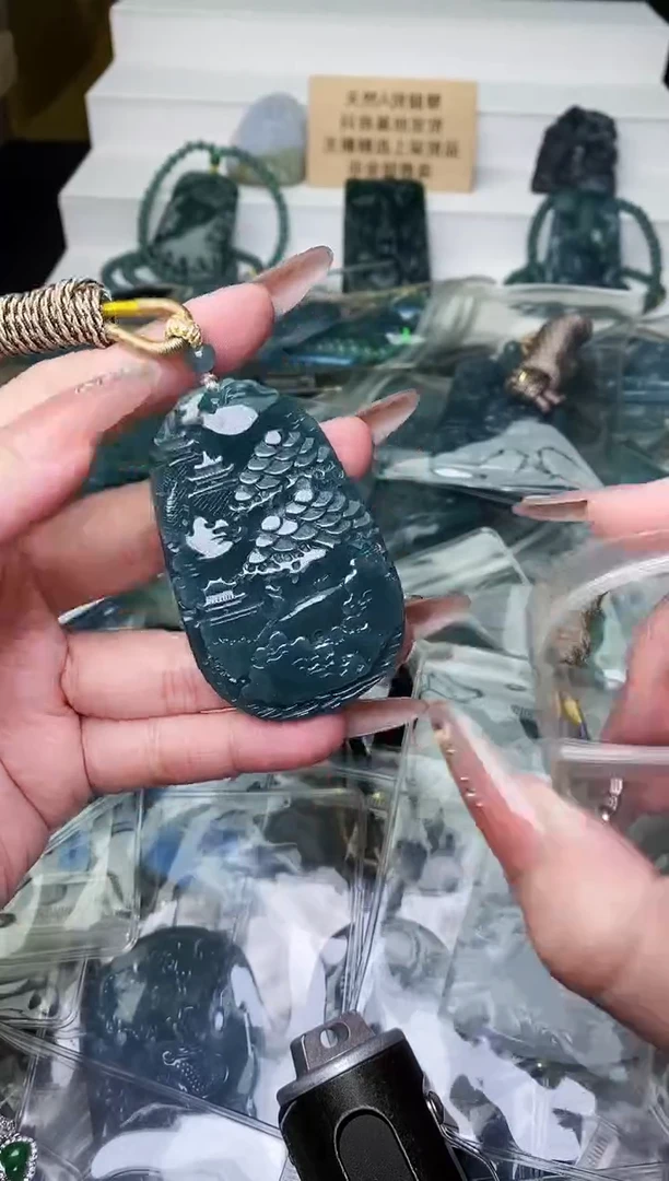 颈饰未镶嵌翡翠