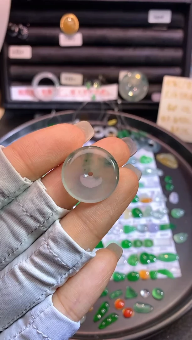 翡翠挂件未镶嵌扣子