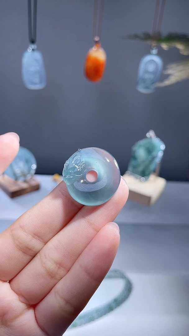 颈饰未镶嵌翡翠龙扣