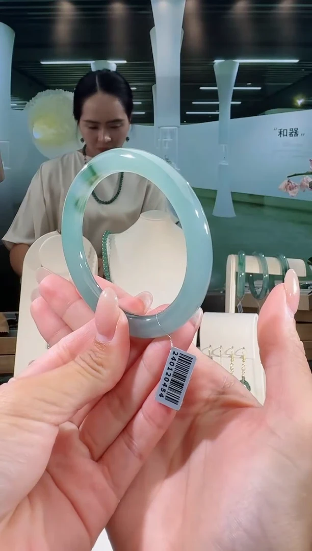 翡翠手镯未镶嵌56圈
