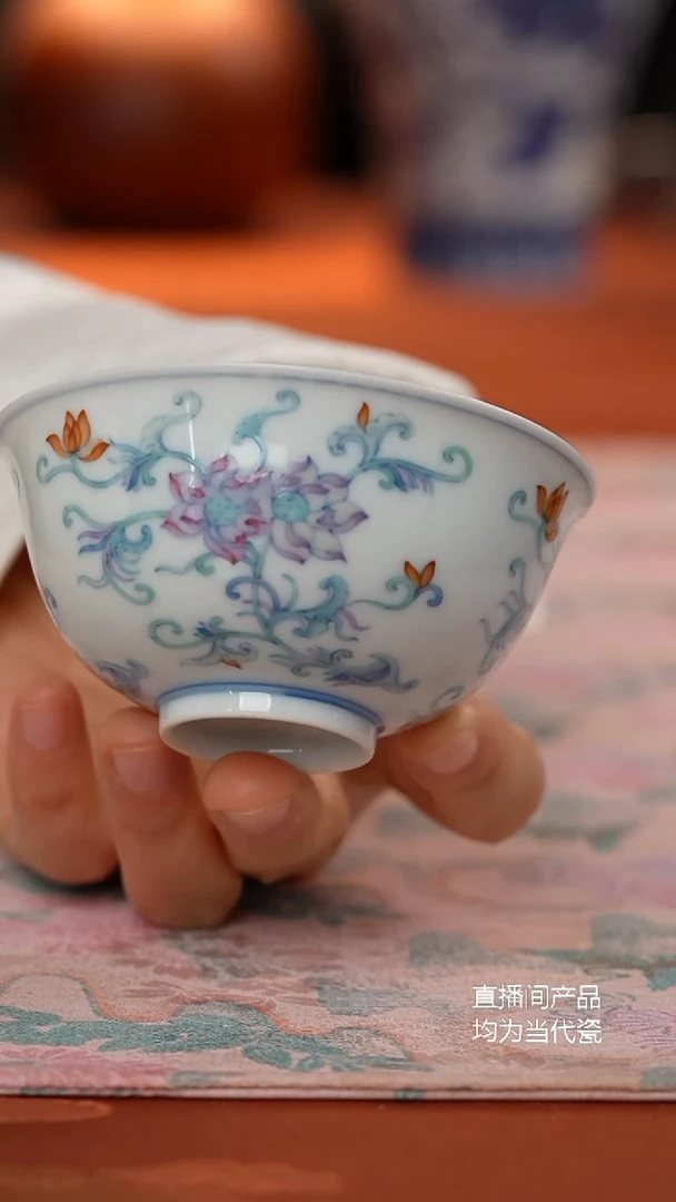 望玉斗彩并蒂莲纹普洱杯