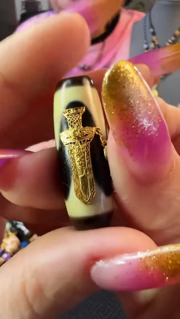 18K金镶嵌吊坠玛瑙/玉髓吊坠